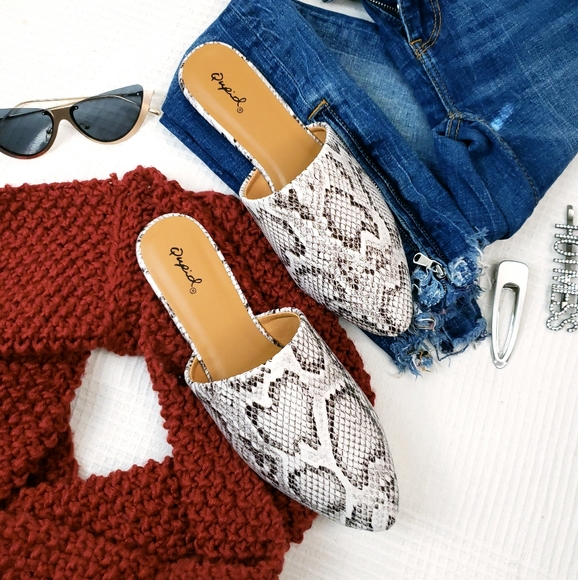 🚨END OF SUMMER SALE// snake print mule flat - Picture 4 of 5